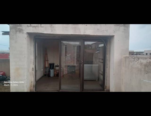 2 BEDROOM TOWNHOUSE FOR SALE IN BOTLENG EXT 4